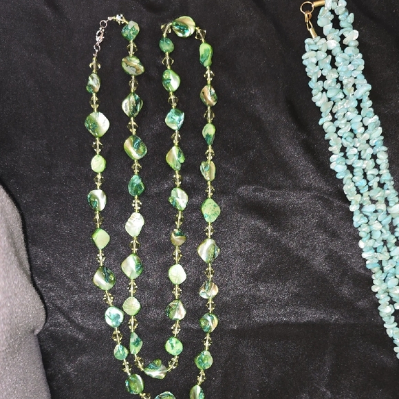 no b Jewelry - Vibrant Green Shell Necklace